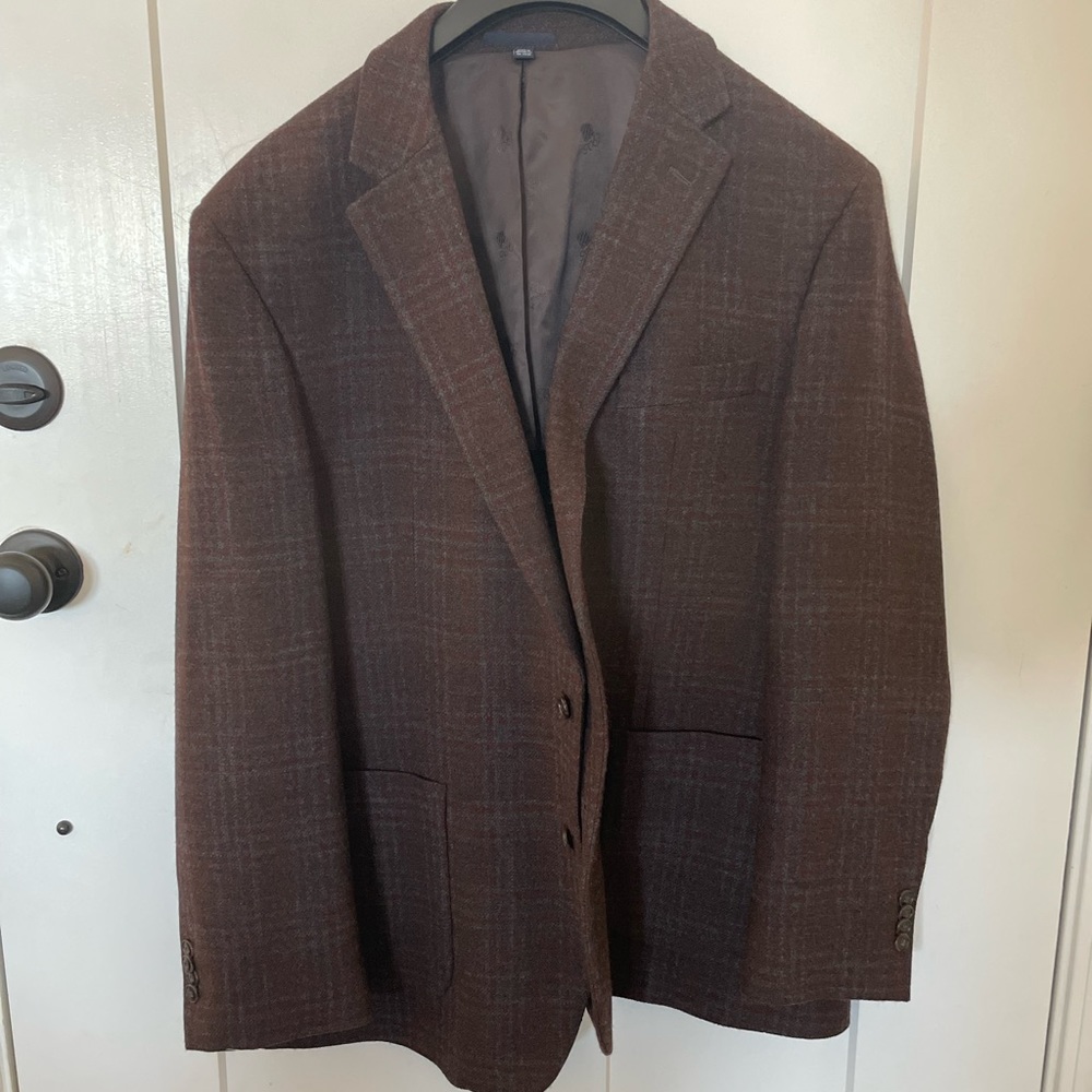 COPY - Jos A Bank Blazer. Brown with white/maroon window payne design. 46R slim…